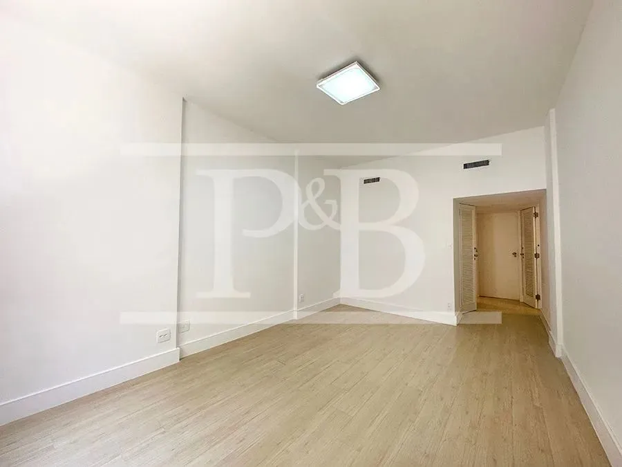 3-bedroom apartment with enclosed glass balcony — photo 20
