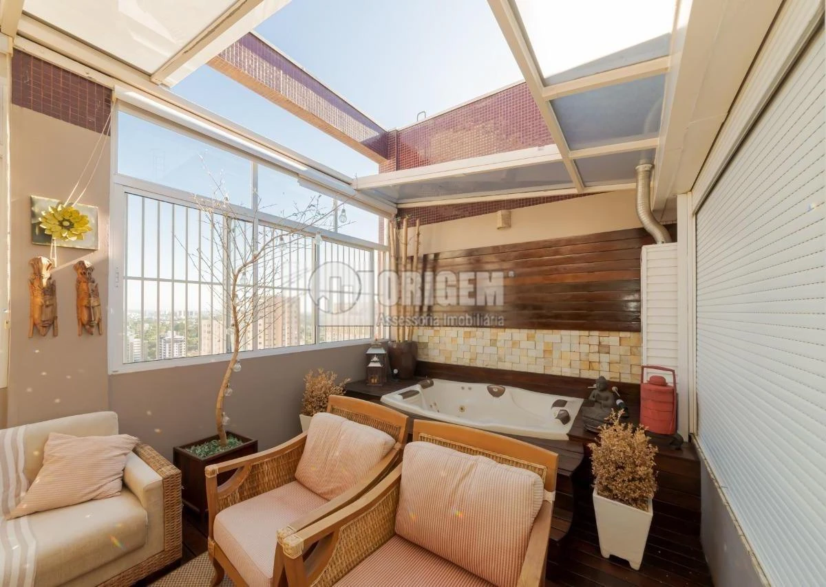 Furnished 216 m² apartment with 3 en-suites