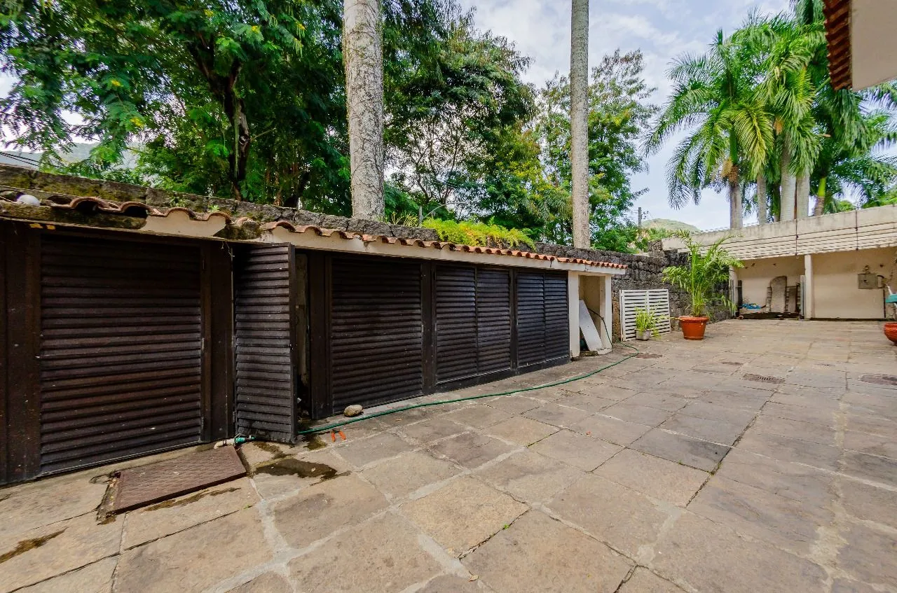 Furnished house with 6 bedrooms and 690 m² — photo 56