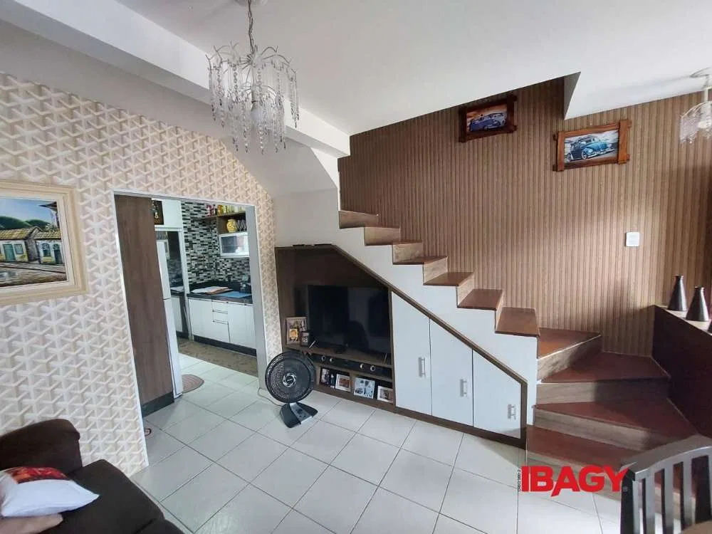 2-bedroom house with a washing machine — photo 10