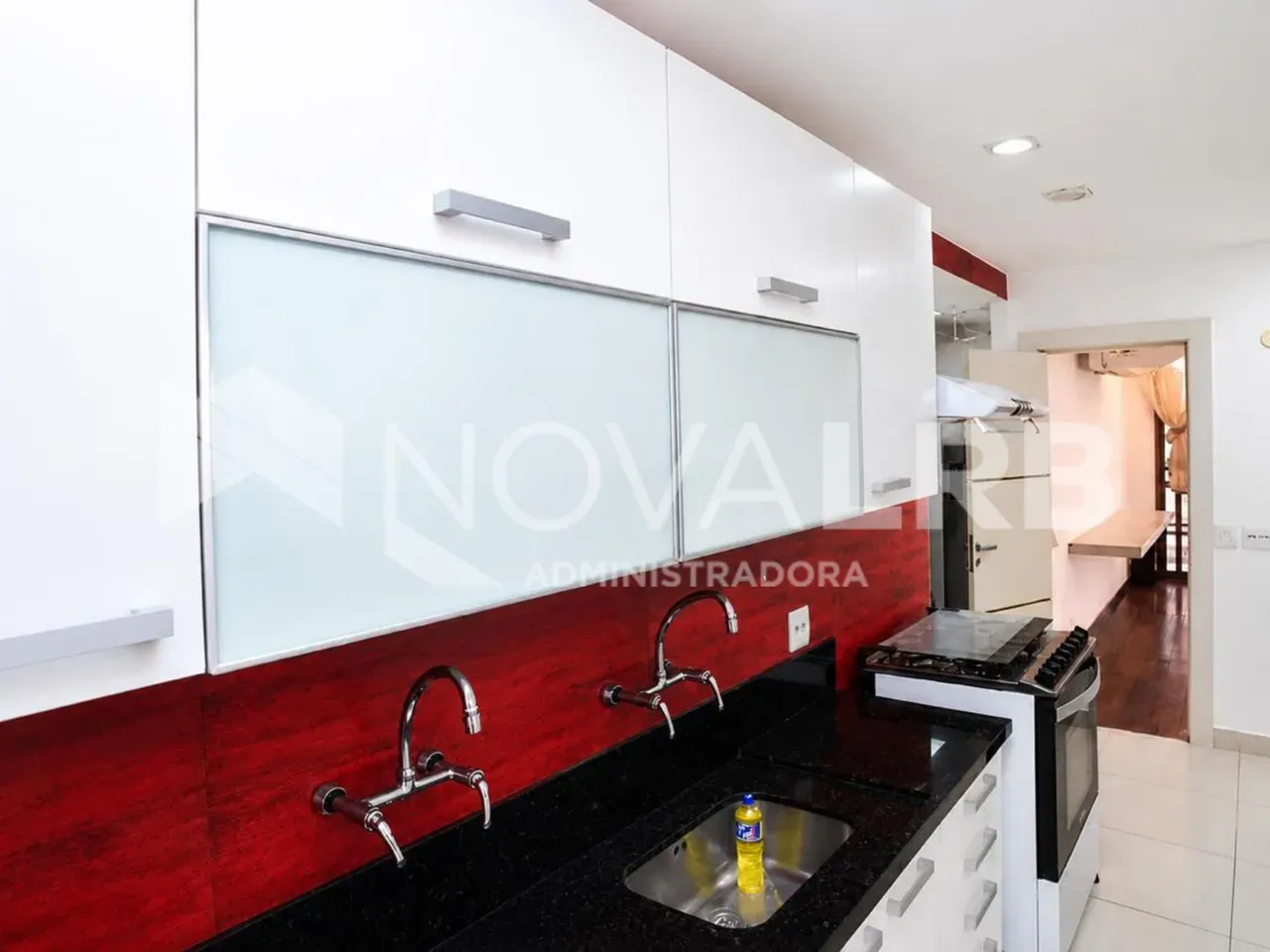 4-bedroom apartment with enclosed glass balcony — photo 68