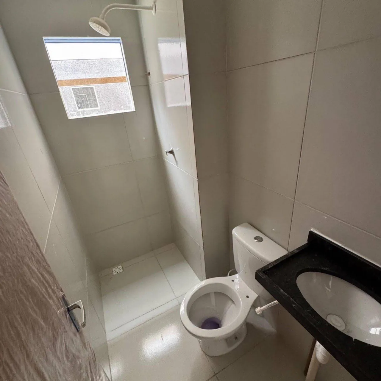 Apartamento com 2 quartos e banheiro com box de vidro — photo 4