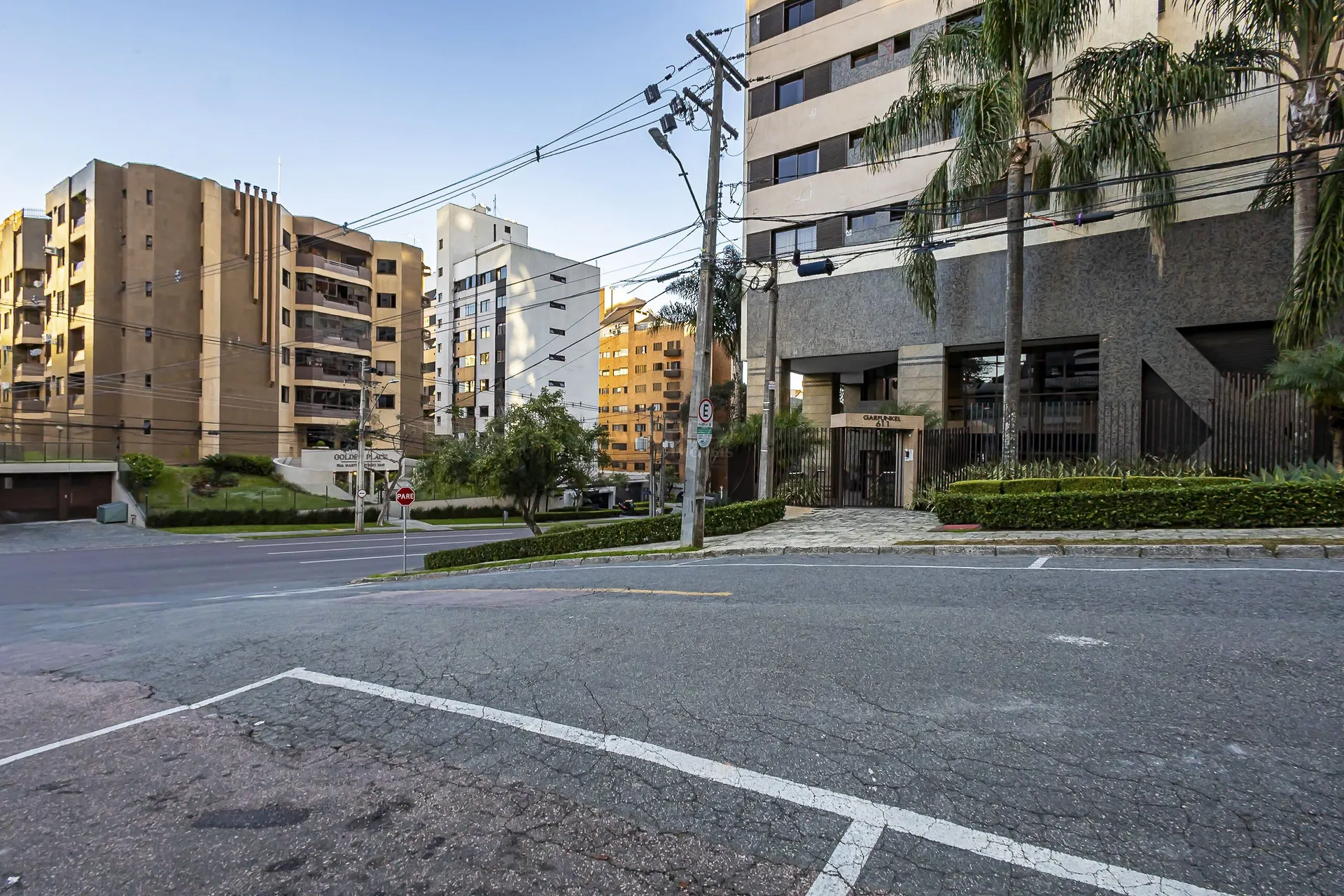 Apartamento com 4 quartos e piso de madeira na sala — photo 74