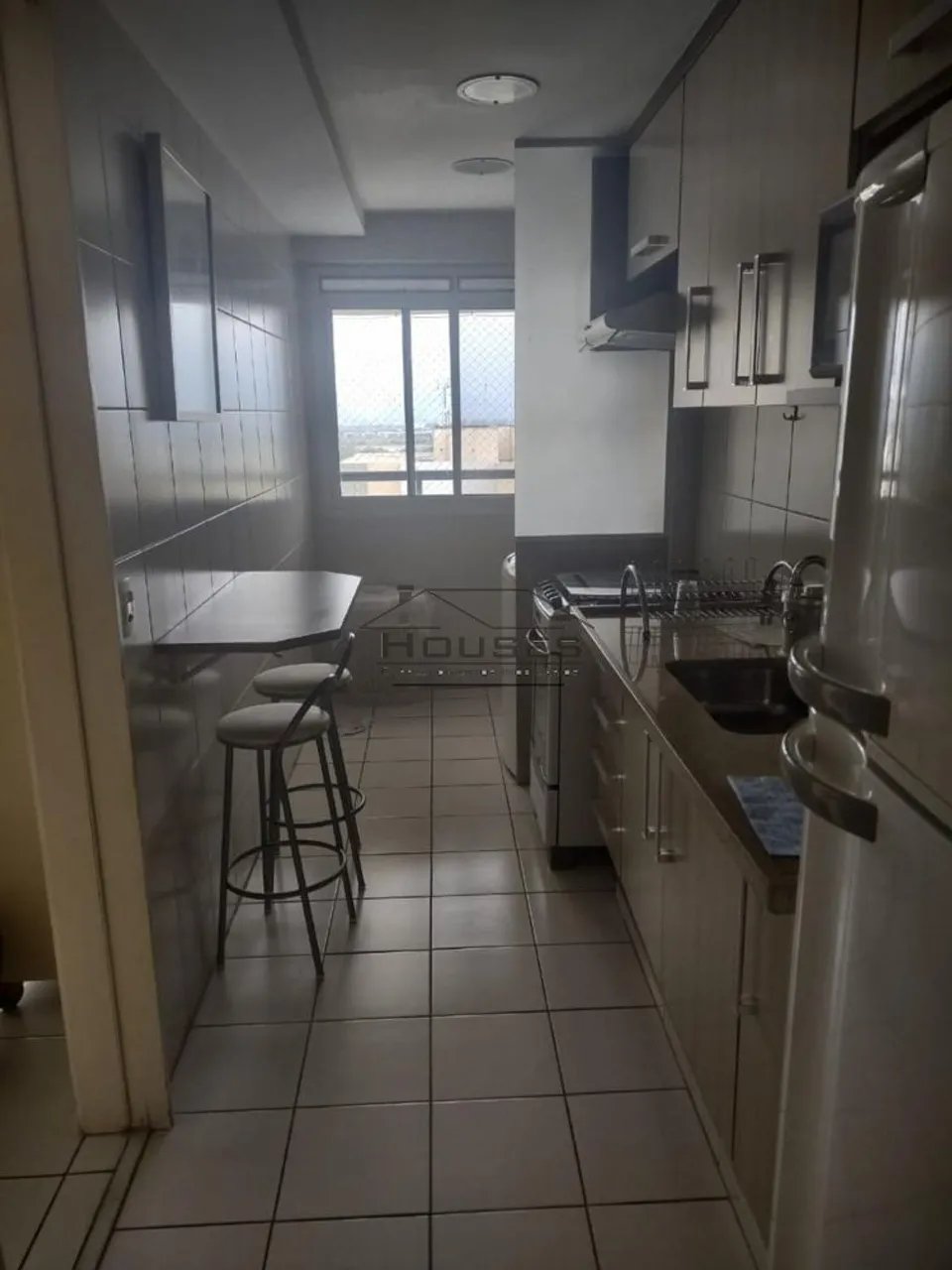 Furnished 2-bedroom apartment with window city view — photo 7