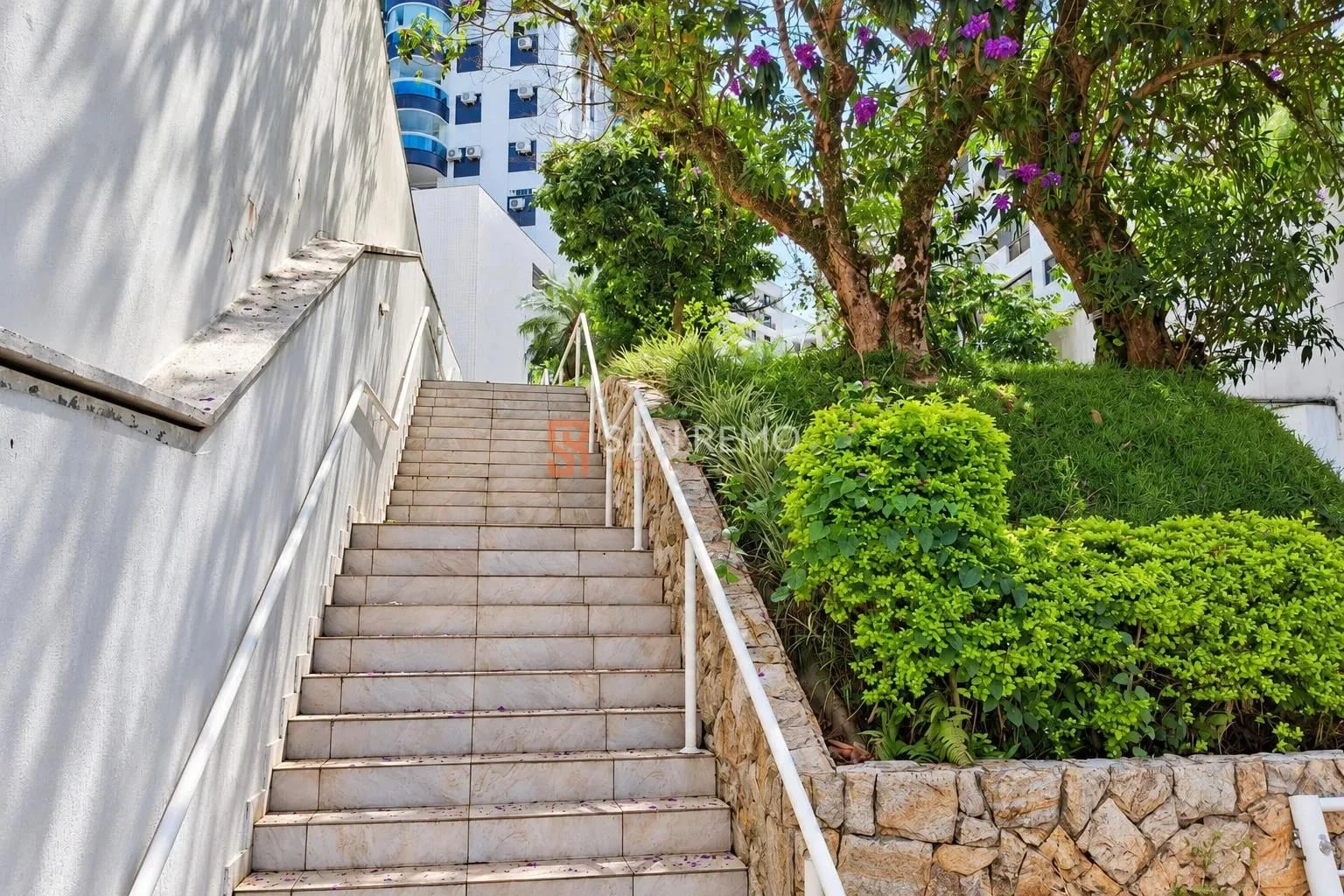 Balcony with a grill in a 3-bedroom apartment, 87 m² — photo 30