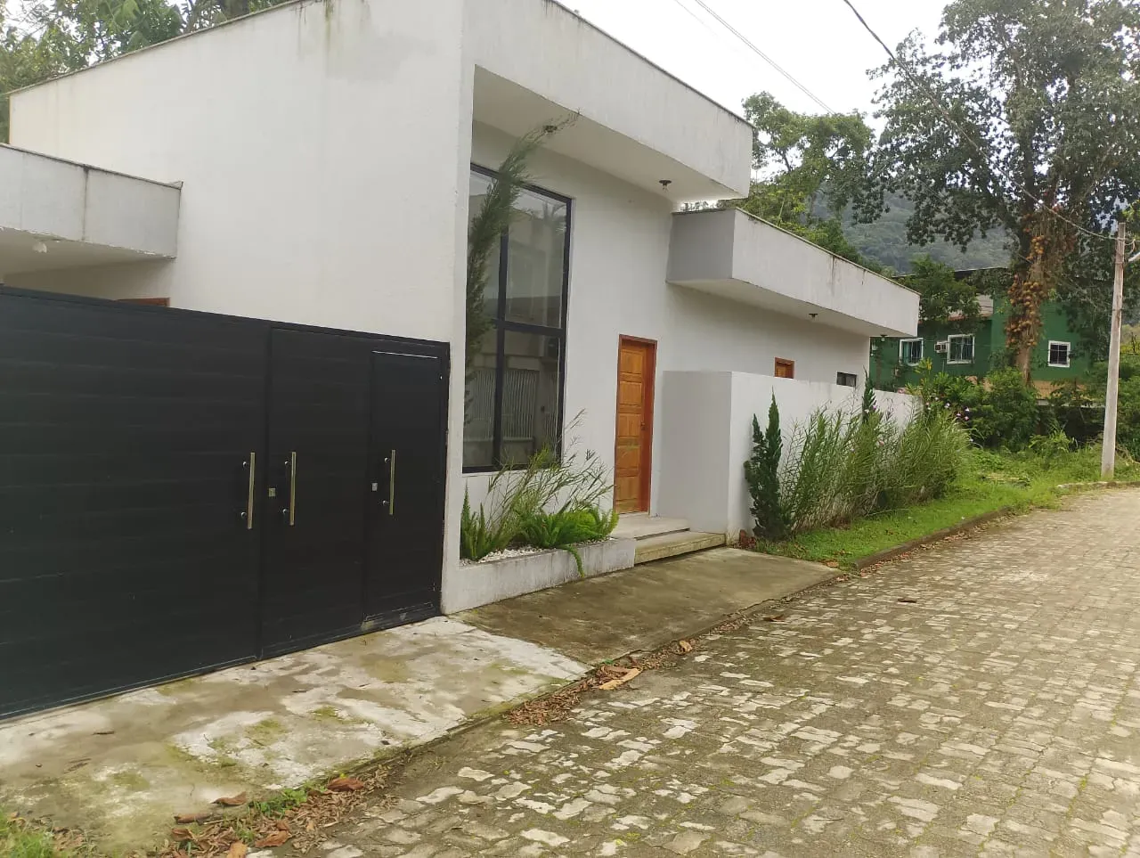 Balcony with a grill in a 3-bedroom house, 75 m² — photo 3
