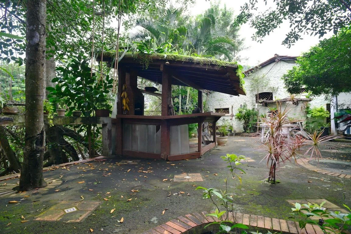 One-bedroom apartment in a building with a pool — photo 15