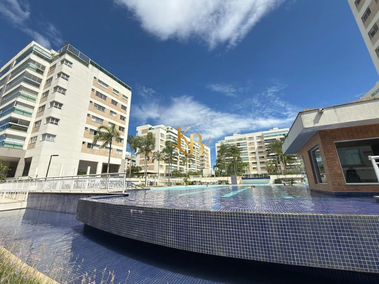 Furnished 4-bedroom apartment with enclosed balcony and grill — photo 29