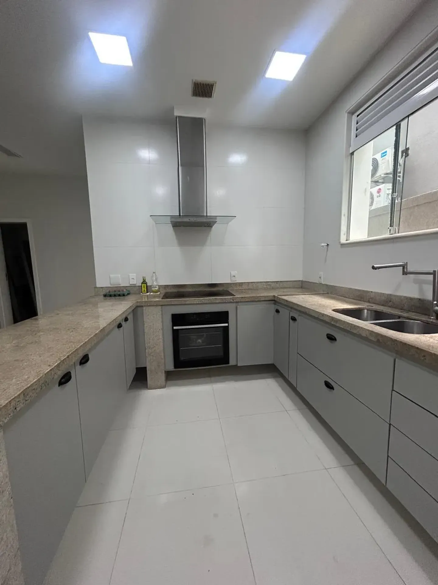 5-bedroom house with a walk-in closet in Rio de Janeiro — photo 2