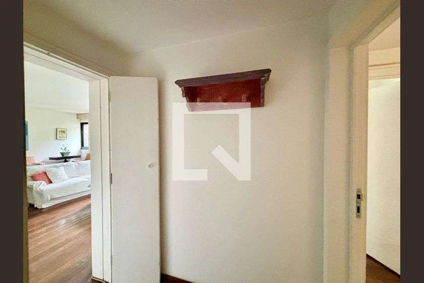 Apartment with 4 bedrooms and an en-suite bathroom — photo 26
