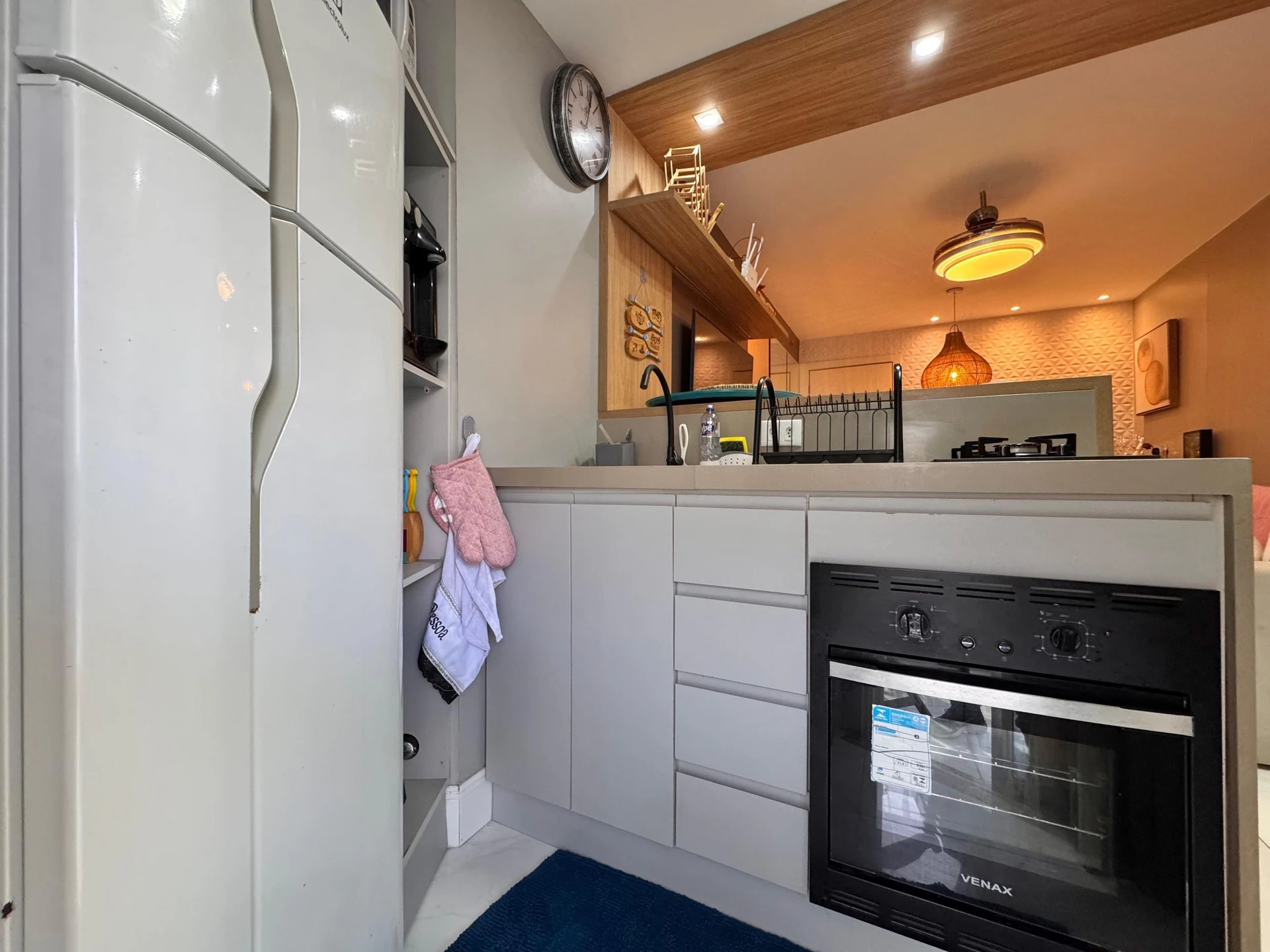 Furnished 1-bedroom apartment with a glass balcony — photo 15