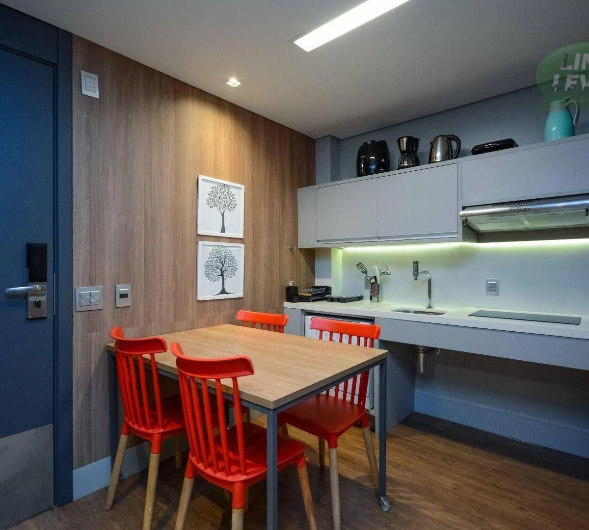 One-bedroom apartment in a building with a coworking space — photo 8