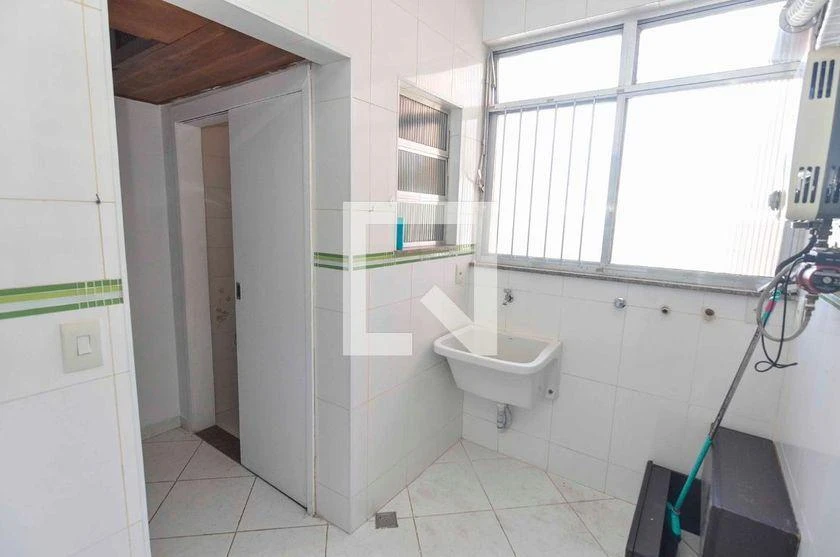 Walk-in closet in a 3-bedroom apartment, 90 m² — photo 31