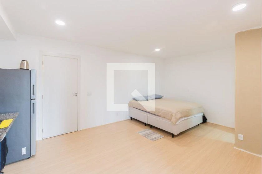 Apartamento de 1 dormitorio con balcón acristalado y 32 m² — photo 16