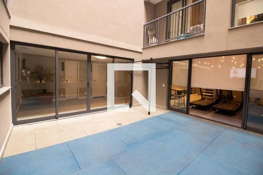 One-bedroom apartment in a building with a gym — photo 25