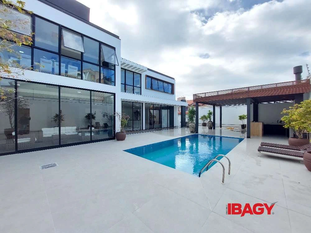 3 en-suite bedroom house with 300 m² and private BBQ — photo 3
