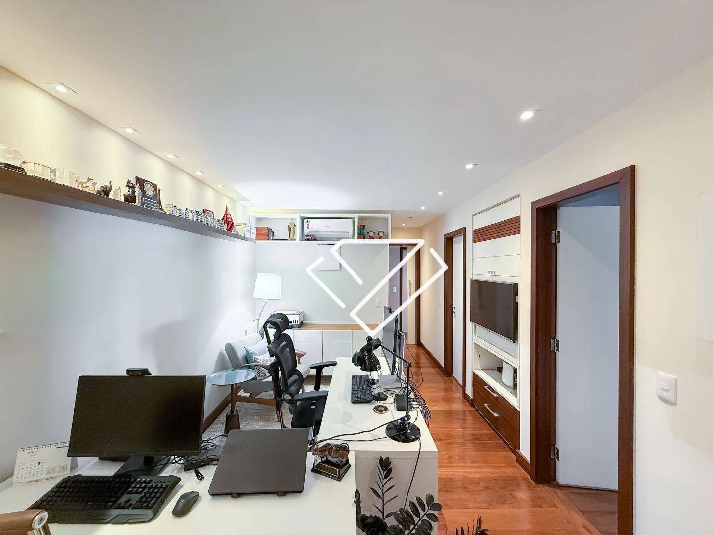 Furnished apartment with 4 en-suites and 258 m² — photo 22