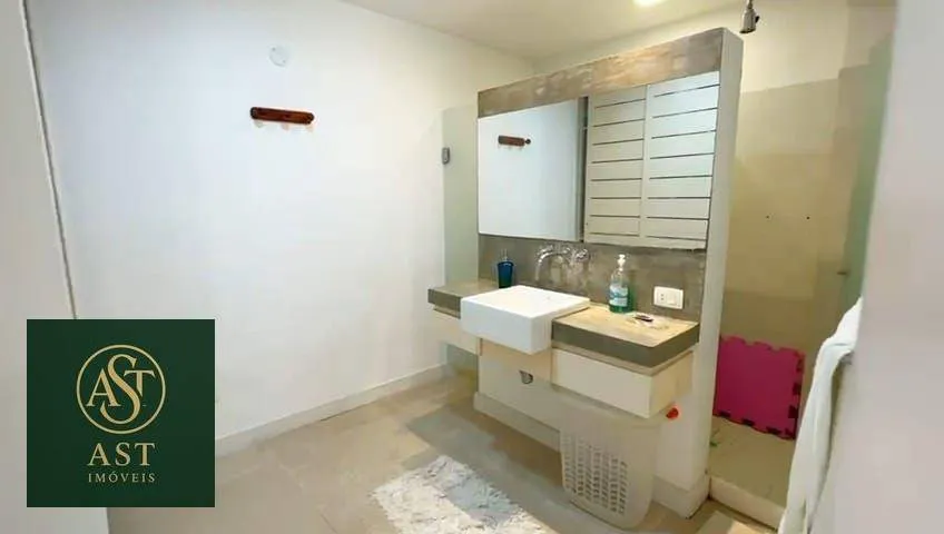 686 m² house with floor-to-ceiling windows and a bathtub — photo 25