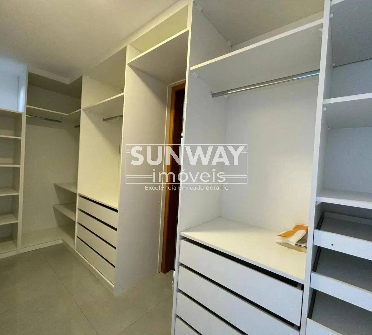 Casa, 380 m², com janelas do piso ao teto — photo 19