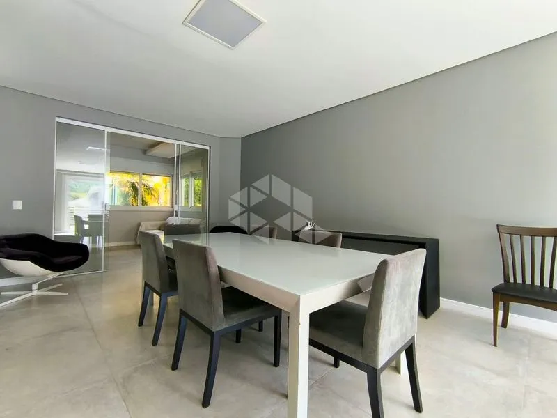 4-bedroom house with floor-to-ceiling windows — photo 30