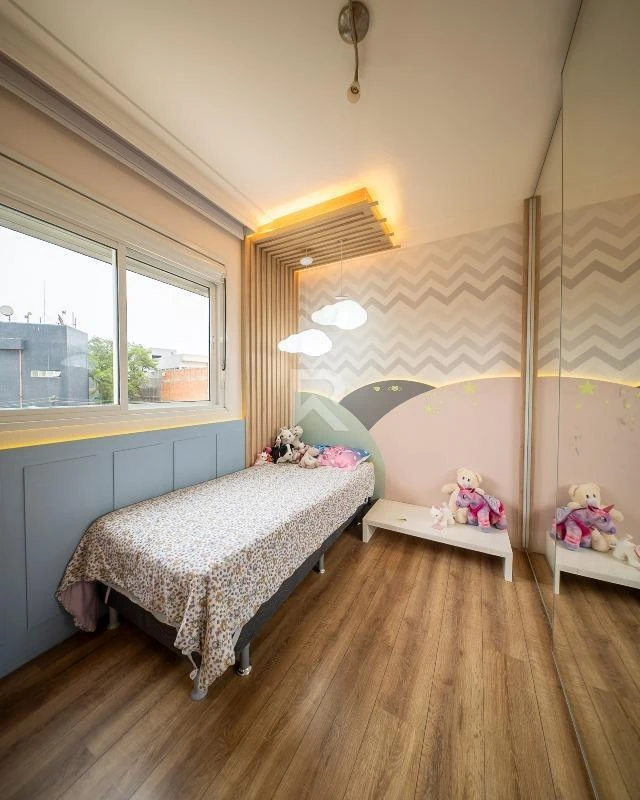 Glass-enclosed balcony in a 3-bedroom apartment, 166 m² — photo 15