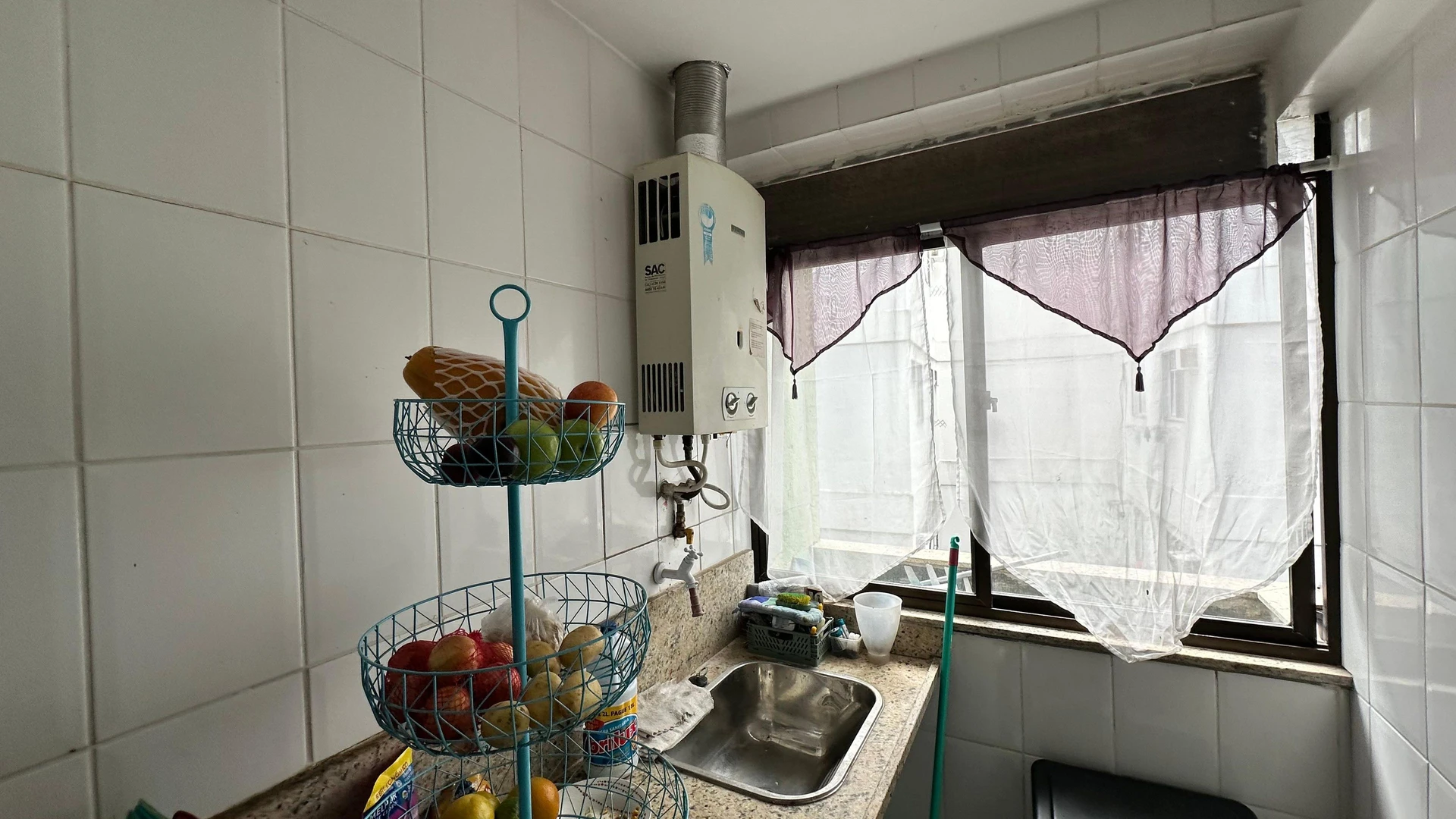 Furnished 2-bedroom apartment with open-plan kitchen — photo 10