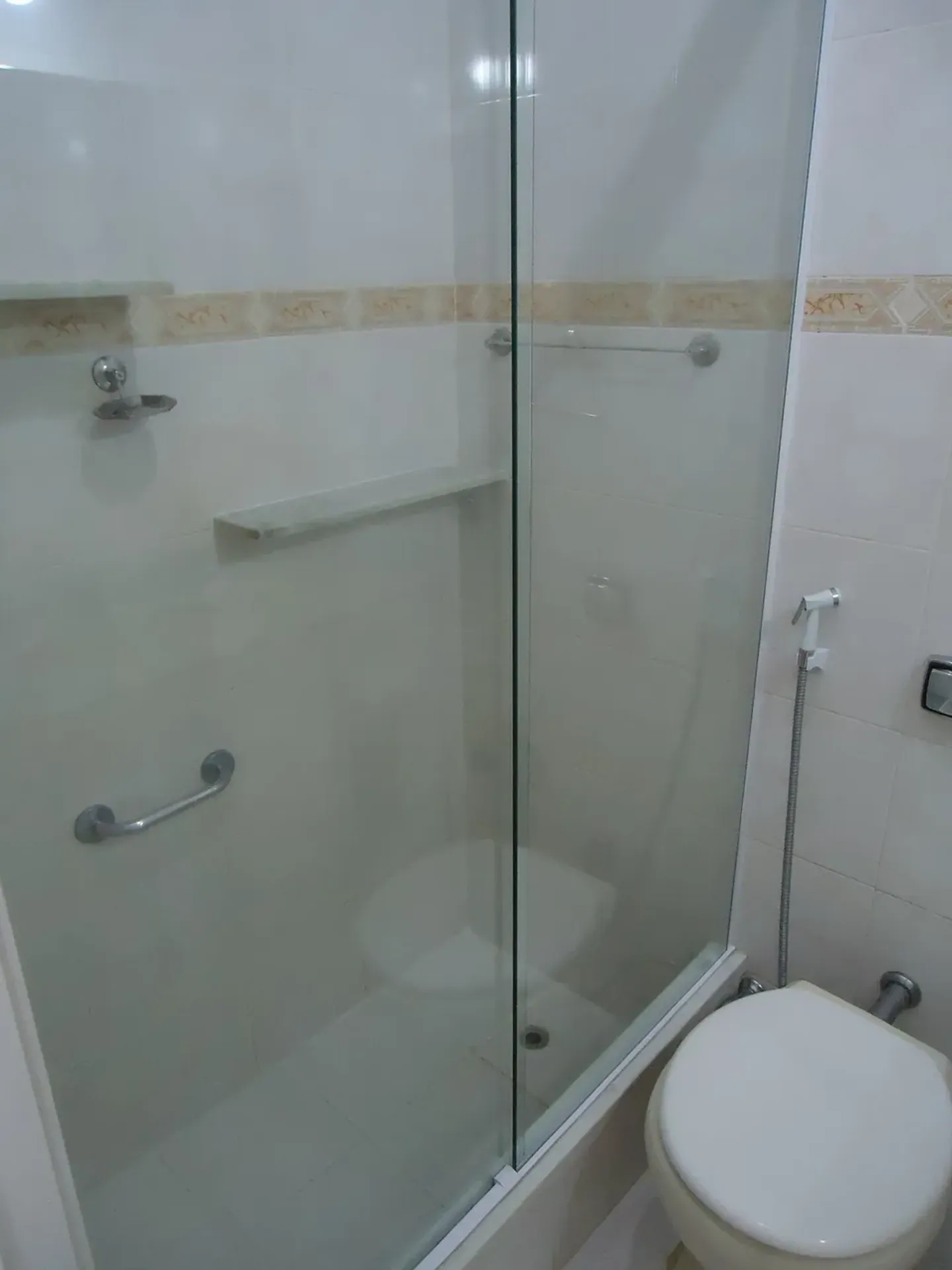 3-bedroom apartment with wood or laminate floors — photo 13