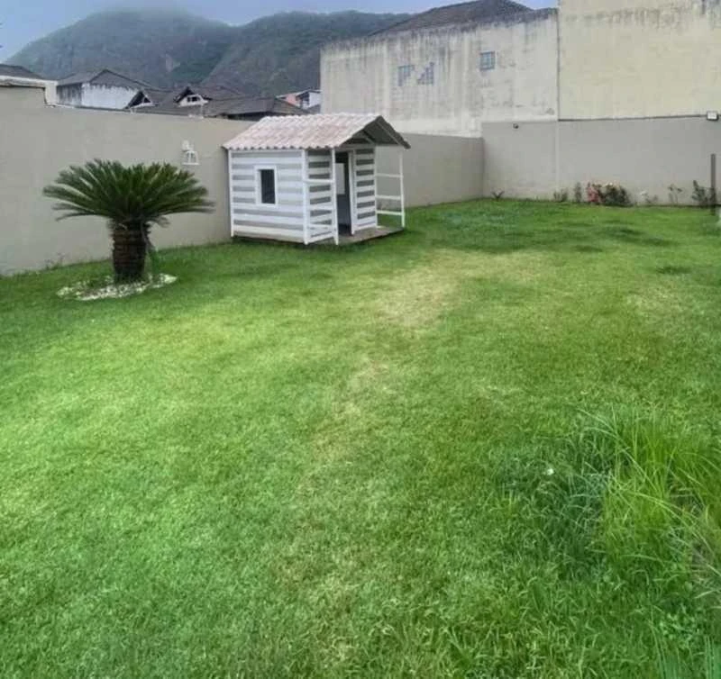 Balcony with a grill in a 4-bedroom house, 300 m² — photo 13
