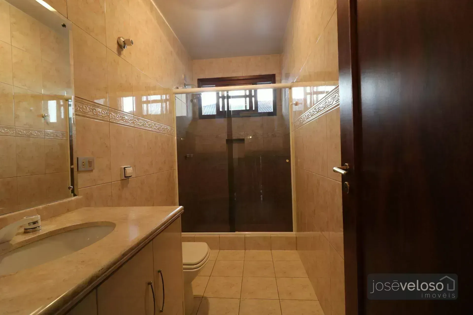 842 m² house with 6 bedrooms and a gas stove — photo 20