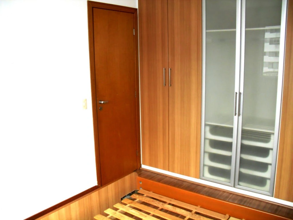Furnished studio, 66 m², with wood or laminate floors — photo 4