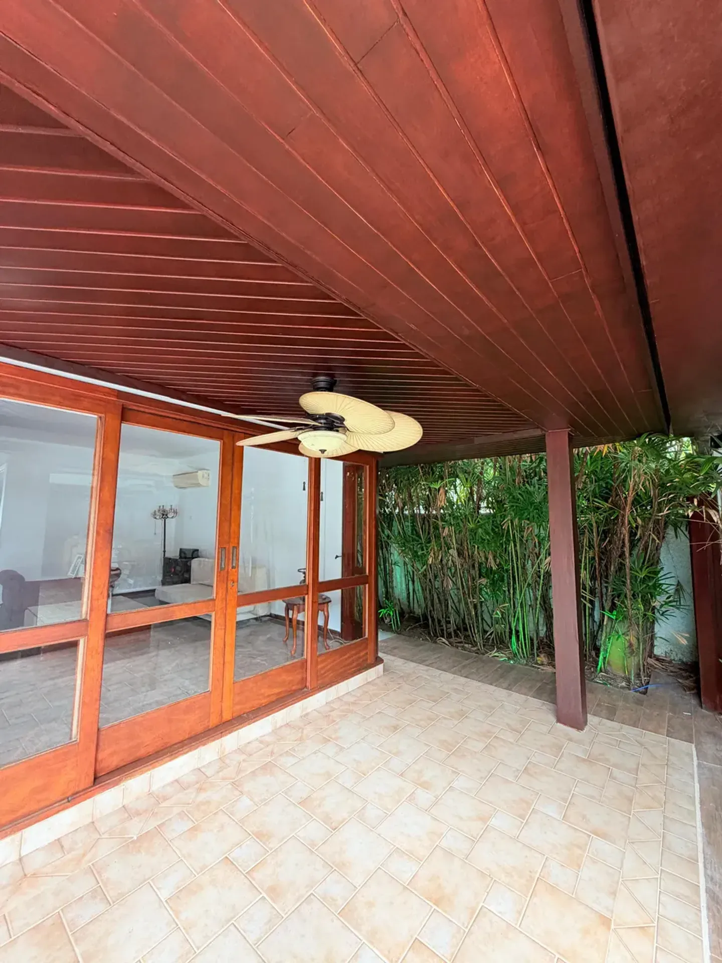 Casa com 5 quartos e 5 banheiros e varanda envidraçada — photo 5