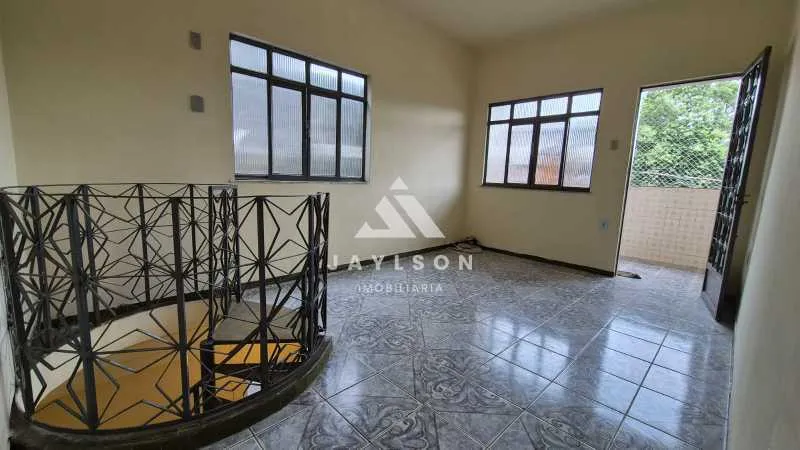 Unfurnished 1-bedroom apartment with a closed kitchen — photo 13
