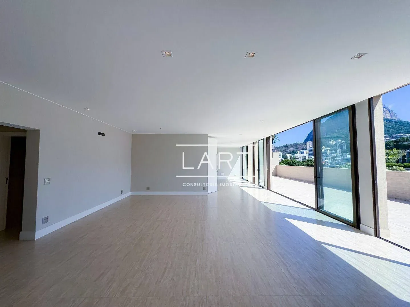 Apartamento com 4 dormitórios e varanda de vidro — photo 30