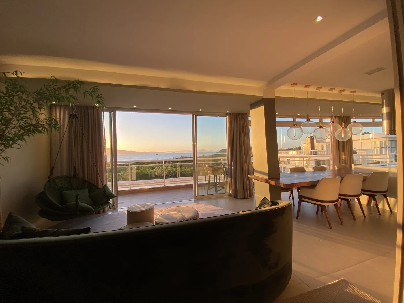 318 m² apartment with a bathtub and a water view — photo 4