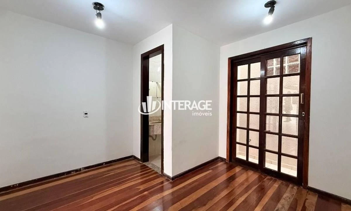 Wood or laminate floors in a 4-bedroom house, 200 m² — photo 37