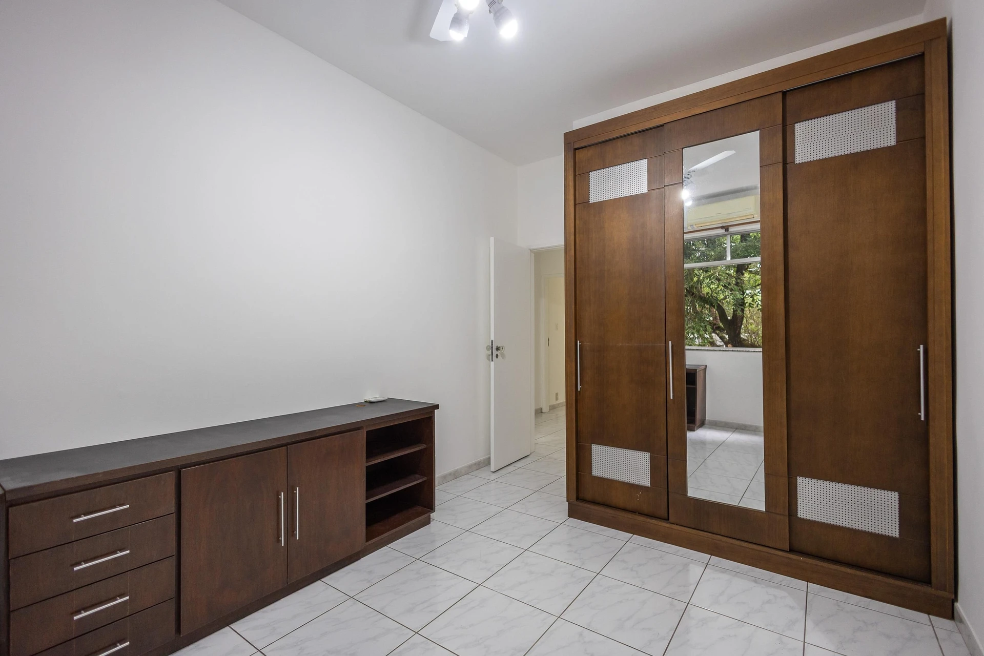 3-bedroom apartment with a park view — photo 40