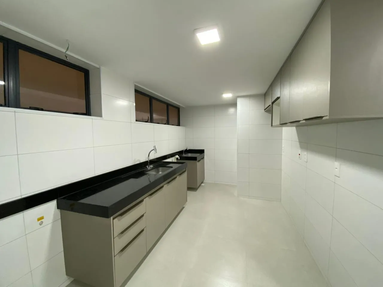 3-bedroom rental apartment with enclosed balcony — photo 36