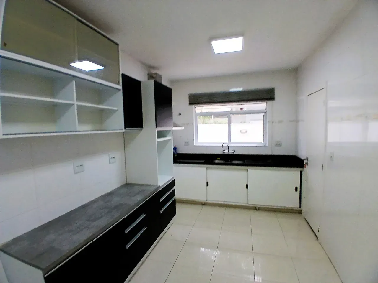 Unfurnished 300 m² house with 4 bedrooms and 5 baths — photo 2