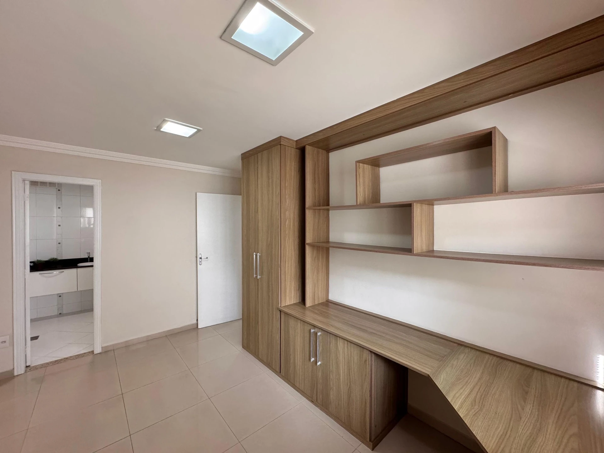 Unfurnished 3-bedroom apartment with a glassed balcony — photo 13