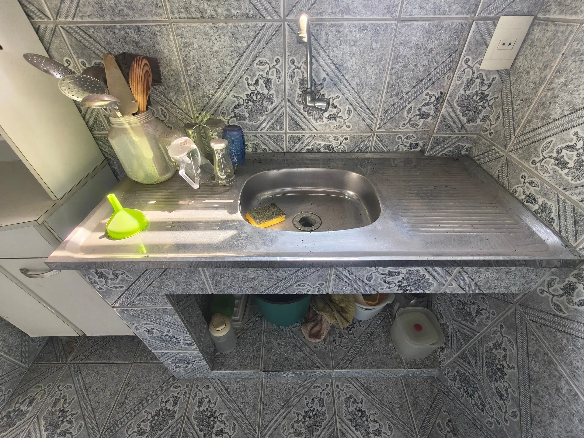 Casa sem mobília com 1 quarto e varanda com pia