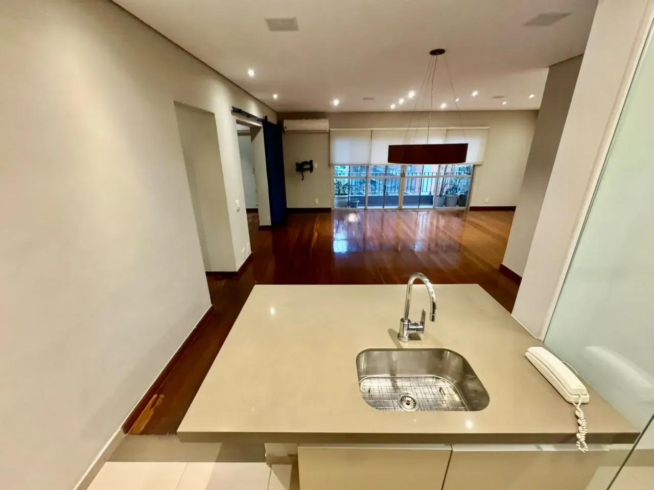 4-bedroom apartment with wood or laminate floors — photo 16