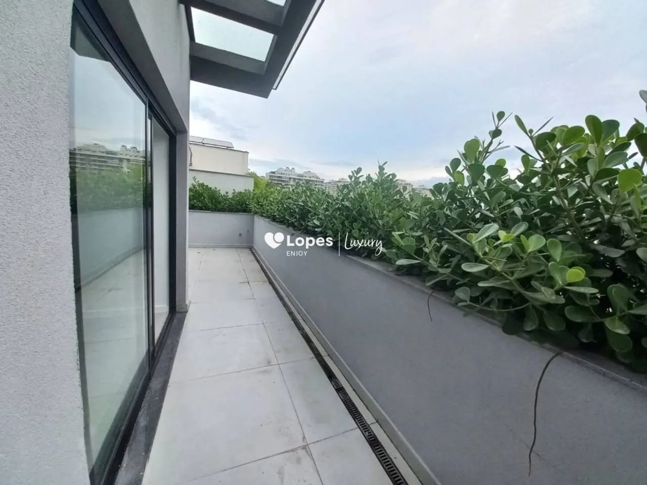 Unfurnished 4-bedroom house with 5 bathrooms and 329 m² — photo 46