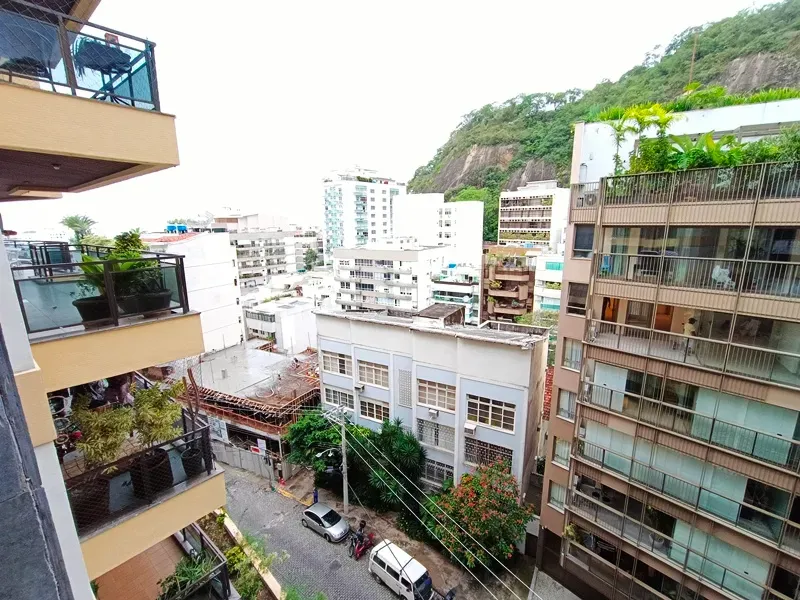 Apartment with 4 bedrooms and a enclosed glass balcony — photo 11