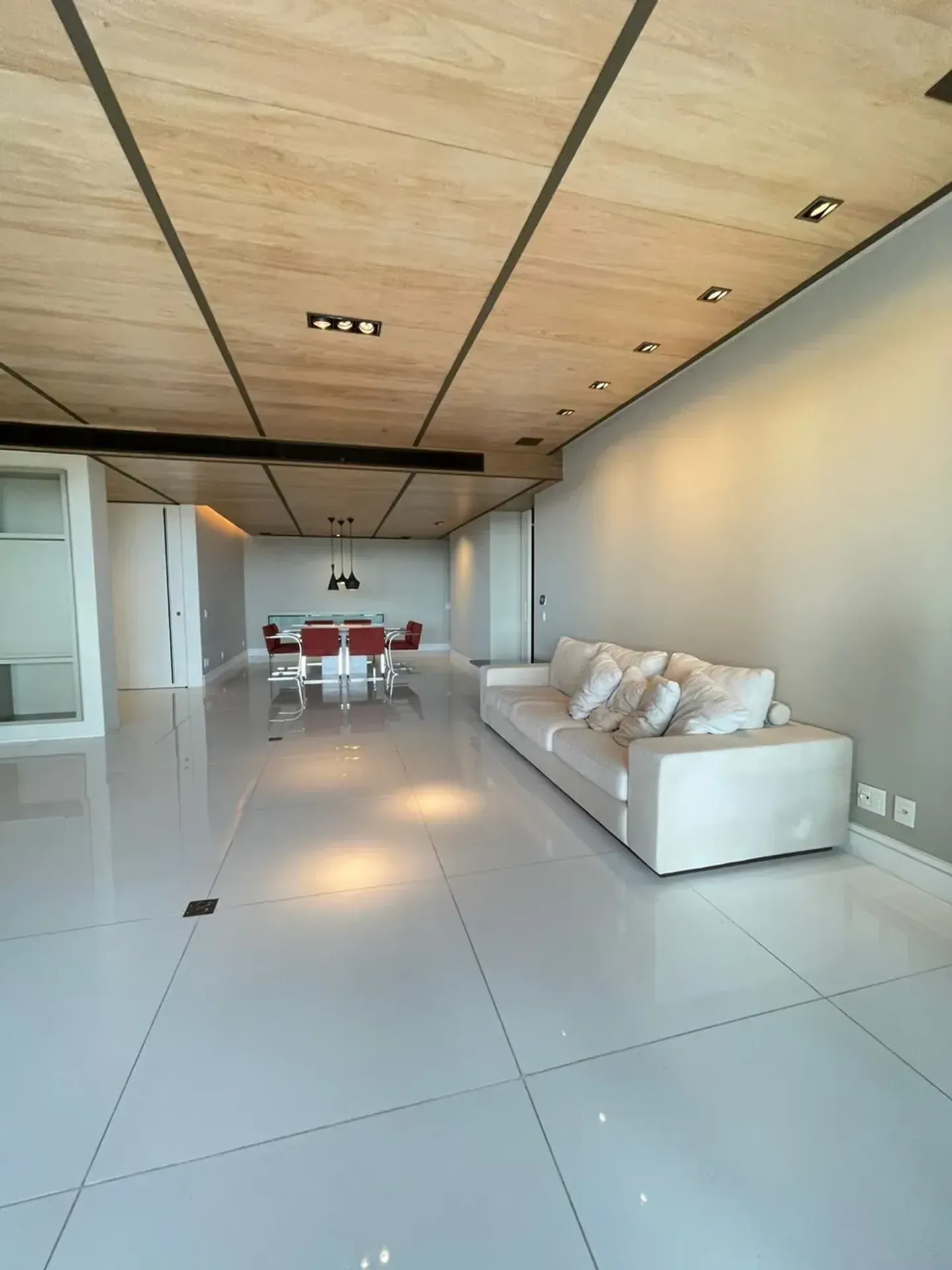 Furnished 3-bedroom apartment with glassed balcony — photo 8