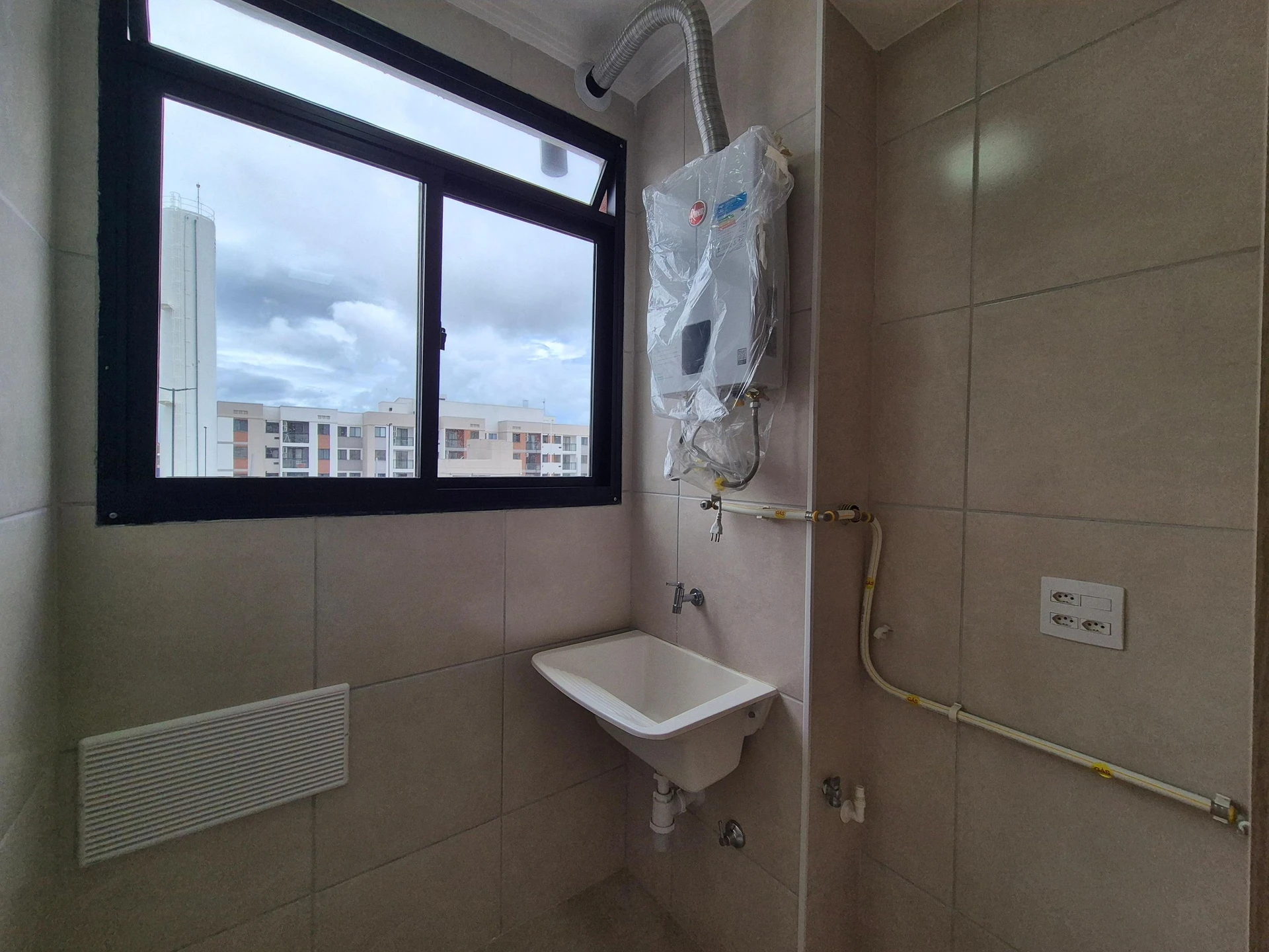 2-bedroom apartment in a building with a gym — photo 32