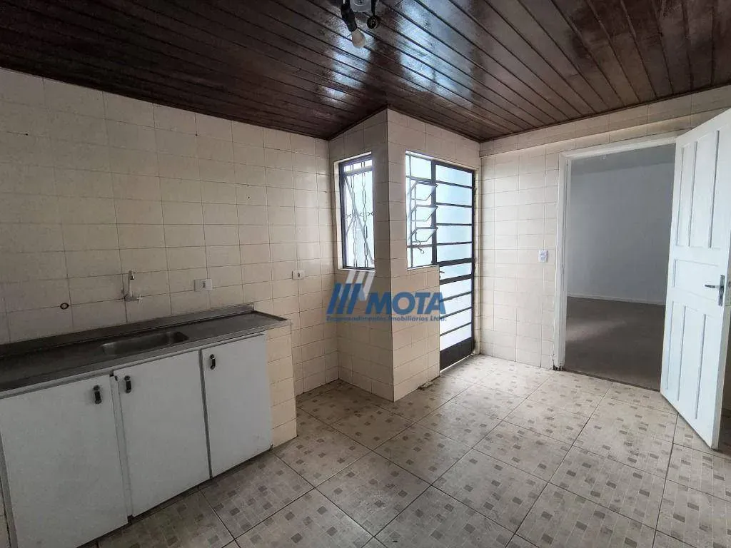 Sobrado com 3 dormitórios e cozinha fechada