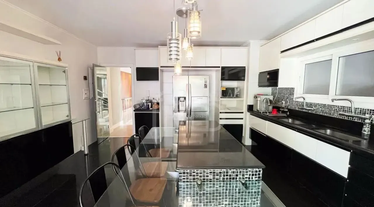 House with 4 suites, open-plan kitchen, 650 m² — photo 31