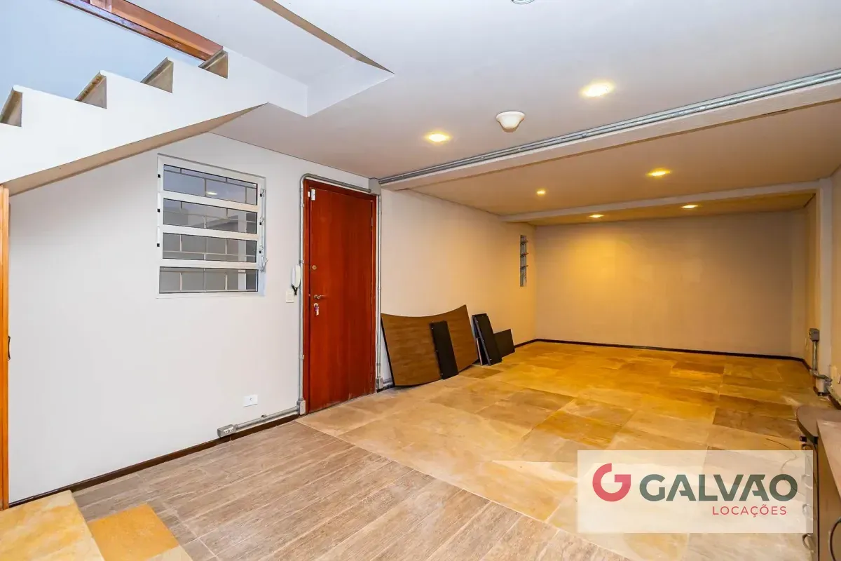 Casa sin amueblar con 3 dormitorios, cocina cerrada y balcón — photo 35