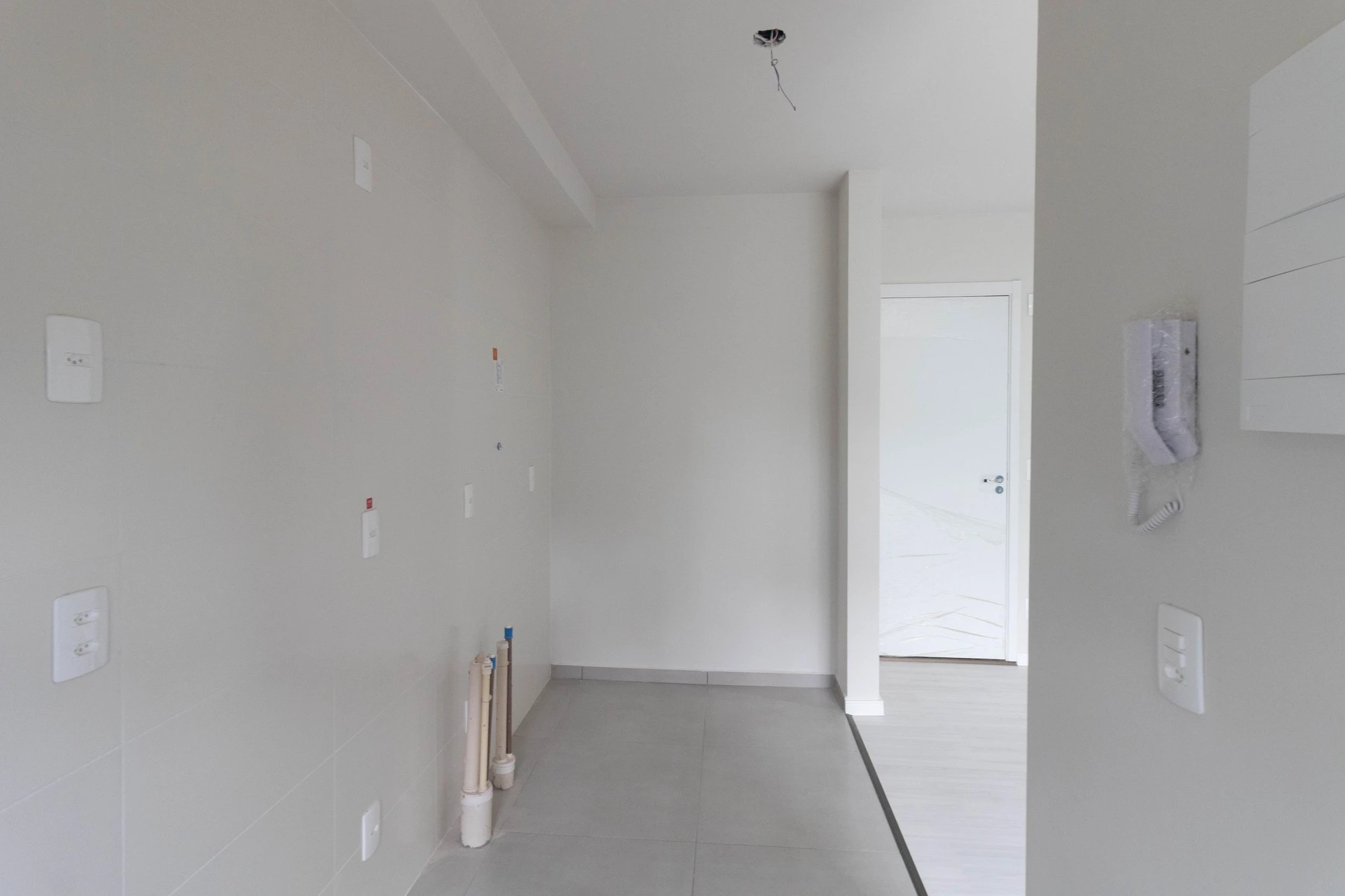 Balcony with a grill in a 3-bedroom apartment, 53 m²