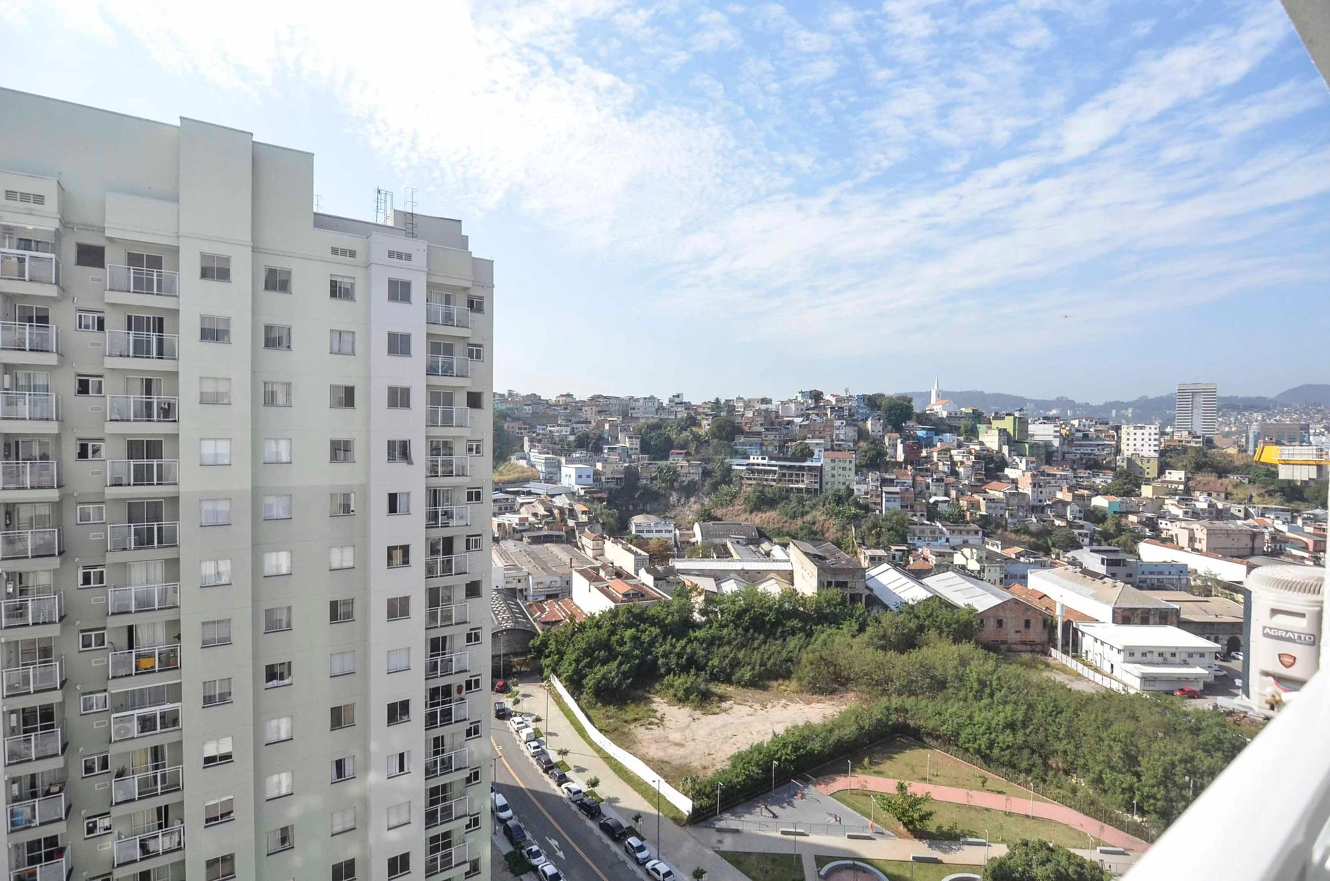 Apartamento de 2 quartos com varanda fechada de vidro — photo 12